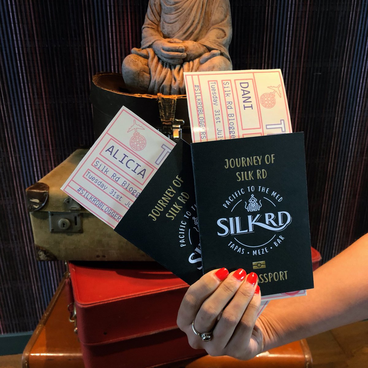 wearepink's tweet image. Gin passports and tickets at the ready for our #SilkRdBloggersEvening event! #MenuLaunch #LiverpoolBloggers @silkrd_tapas