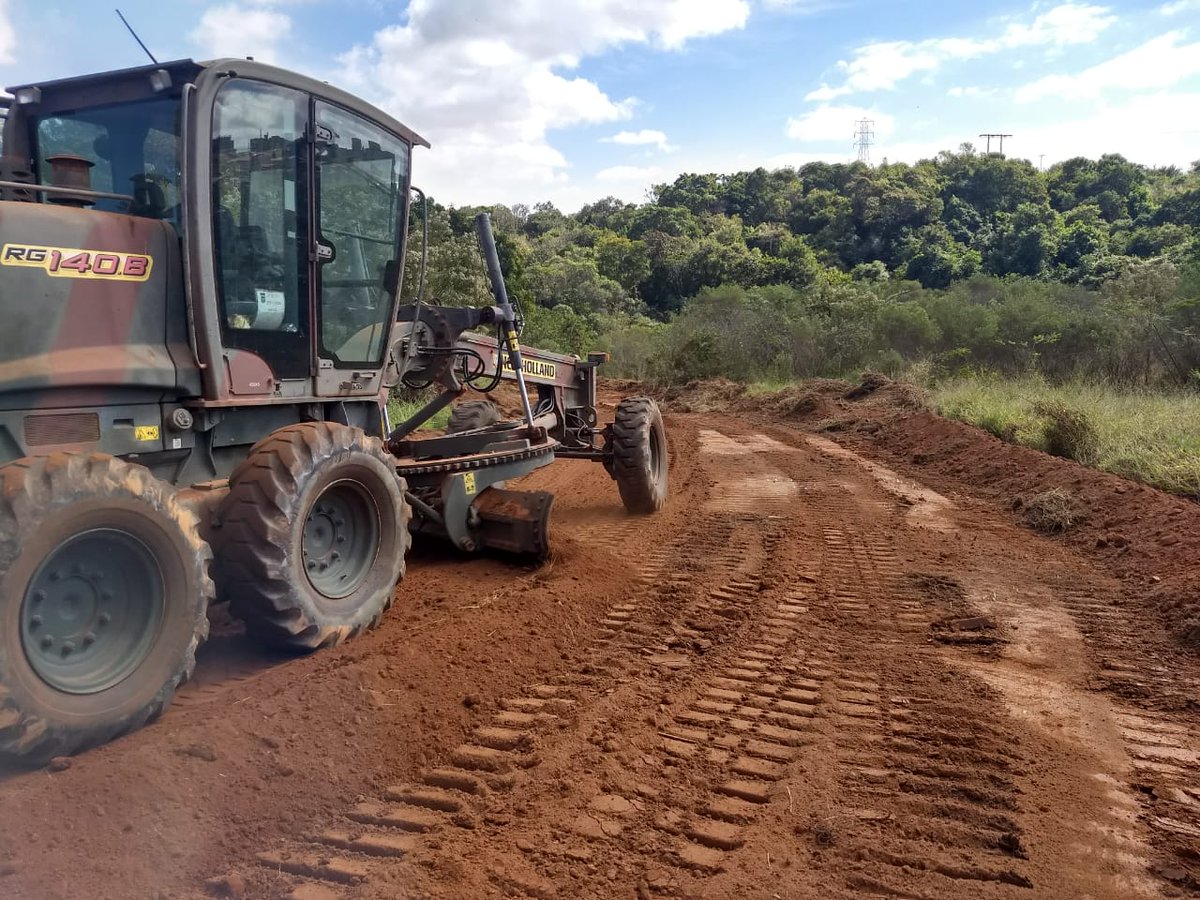 cmse_exercito's tweet photo. 2º Batalhão de Engenharia de Combate realiza manutenção de estradas e constrói aceiros na Guarnição de Campinas: https://t.co/0AiMiJZwz9 #2BECmb #11BdaInfL #2DE #Bandeirantes #TudoPeloBrasil #SeuExércitoNuncaPara https://t.co/HstfUoFI4I
