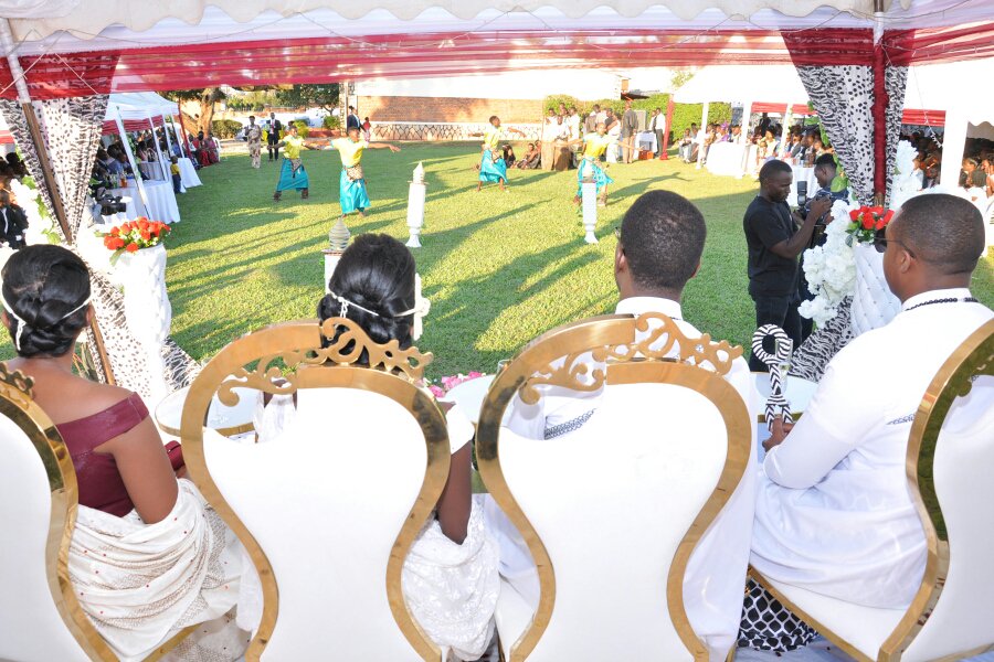 appartholly's tweet photo. different wedding ceremonies took place in our garden https://t.co/FKOSKGShCn