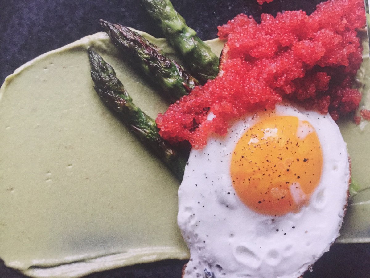 EatRaceWin's tweet image. Happy #NationalAvocadoDay! 🥑 We'll be celebrating this incredibly nutritious fruit all day with #EatRaceWin recipes by @dailystews! First up...Rise and make your skin shine eating Fried Eggs and Lumpfish Roe w/ Grilled Asparagus and #Avocado! Pg. 128 @EatRaceWin! 💪