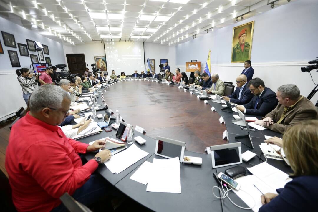 pinfantea's tweet photo. #EnFotos 📸 || Desde el palacio de Miraflores se lleva a cabo el Consejo de Ministros 359 encabezado por la Vicepresidenta Ejecutiva @DrodriguezVen debatiendo y organizándonos para cumplir con nuestro pueblo pueblo #14AñosDeporteYSalud @NicolasMaduro https://t.co/50qHQ72SWX