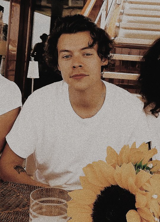 harrymoonchild's tweet image. How does one expect me to find a man when harry styles is out there looking like he's straight out of a classic rom-com