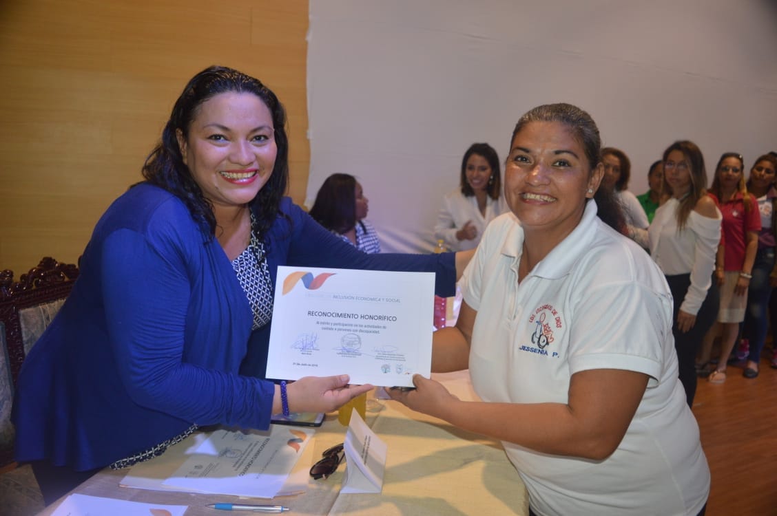 Tamarachaconvi1's tweet photo. Cuidadoras de personas con discapacidad reciben certificados de reconocimiento por su participación en actividades de cuidado adecuados a sus beneficiarios del Bono Joaquin Gallegos Lara (BJGL) del Distrito Norte @berecordero @marialevicuna https://t.co/xA1BYlx46T