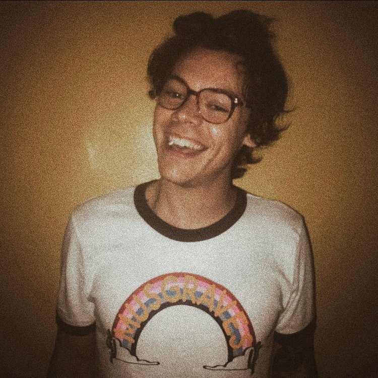 harrymoonchild's tweet image. How does one expect me to find a man when harry styles is out there looking like he's straight out of a classic rom-com