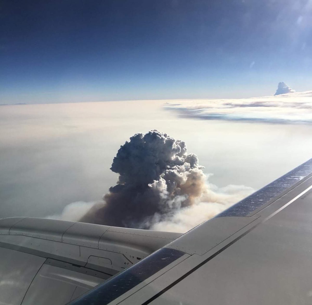 PolicyPlease's tweet image. Redding from 35,000 feet....photo credit goes to instagram.com/blakeleygamble  #prayforredding #carrfire #reddingstrong