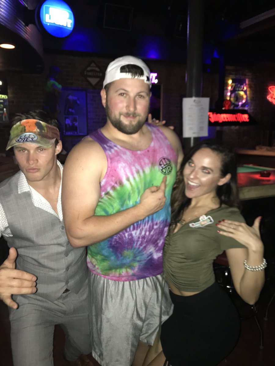 elisdyes's tweet photo. Don’t know who the chick is... But my boy Ricky is repping us well! #Bbobs #Mobile #Alabama https://t.co/TPViIWaj12