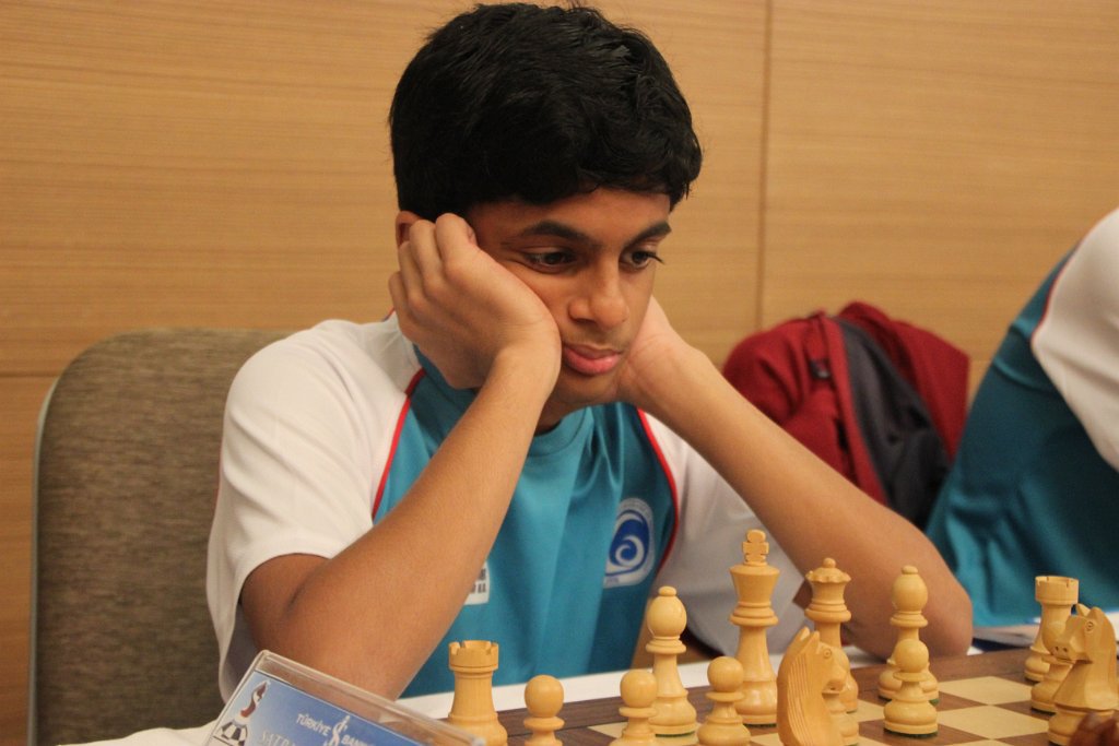 19 year old Nihal Sarin breaks through the 2700 barrier in live ratings : r/ chess