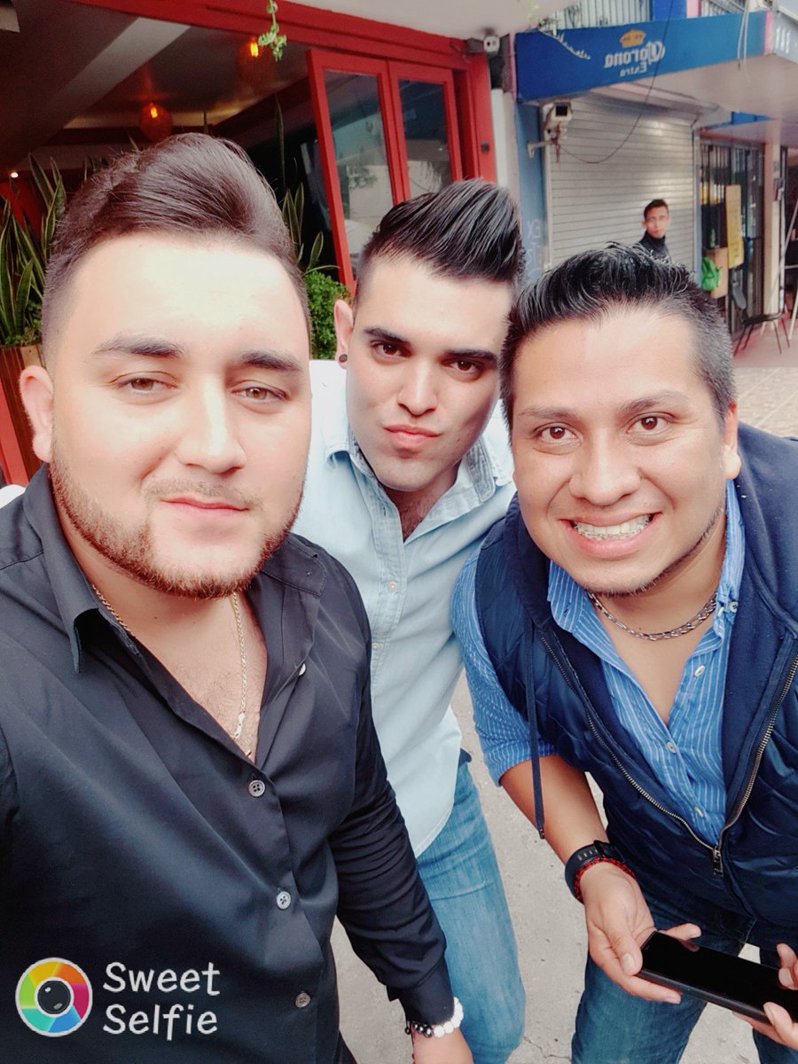 salim_soto's tweet photo. Asi nuestra tarde comiendo ricos mariscos con @KevinOrtizNet ❤❤🎙🎙 Aqui suena la ke buena 92.9Fm 💛💛💜💜 https://t.co/vc8RcUM7iL