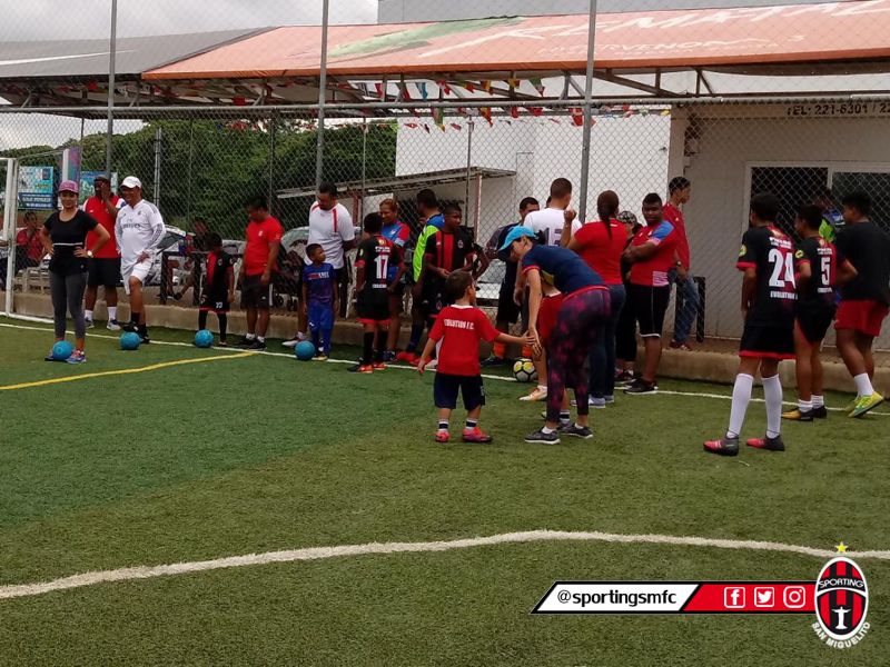 sportingsmfc's tweet photo. #FutbolBase
Nuestra academia filial #EvolutionFC de Costa Verde en Chorrera, llevรณ a cabo su festival de futbol base en las canchas de Soccer City donde entrenan estos pequeรฑos.
Madres y padres, jugaron con los niรฑos en este festival.
Felices nuestros niรฑos de #EvolutionFC https://t.co/KloOBqlDSC