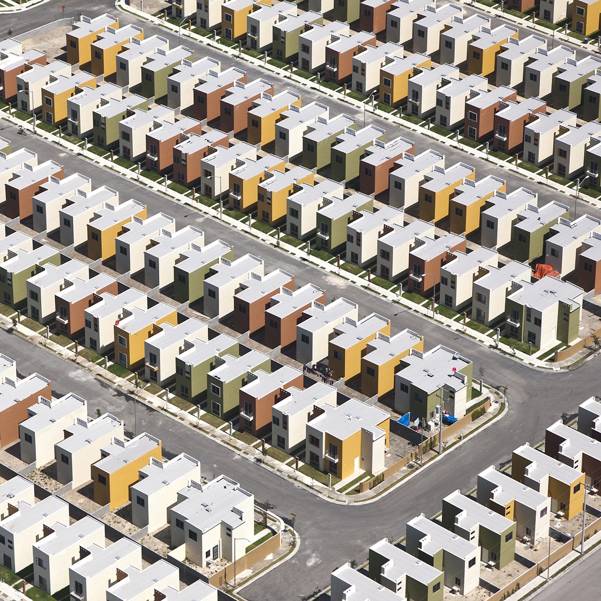 WIRED's tweet photo. The Mexican government has spent more than $100 billion to provide affordable housing for its citizens. This is the result: Sprawling geometrically uniform housing developments, many of which lack running water or sewer systems https://t.co/HK0qTf61JK
📸:  Jorge Taboada https://t.co/Q4RahIBMER