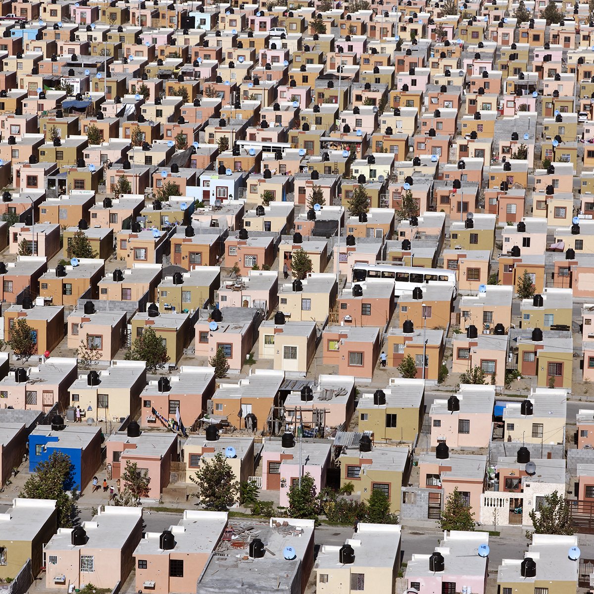 WIRED's tweet photo. The Mexican government has spent more than $100 billion to provide affordable housing for its citizens. This is the result: Sprawling geometrically uniform housing developments, many of which lack running water or sewer systems https://t.co/HK0qTf61JK
📸:  Jorge Taboada https://t.co/Q4RahIBMER