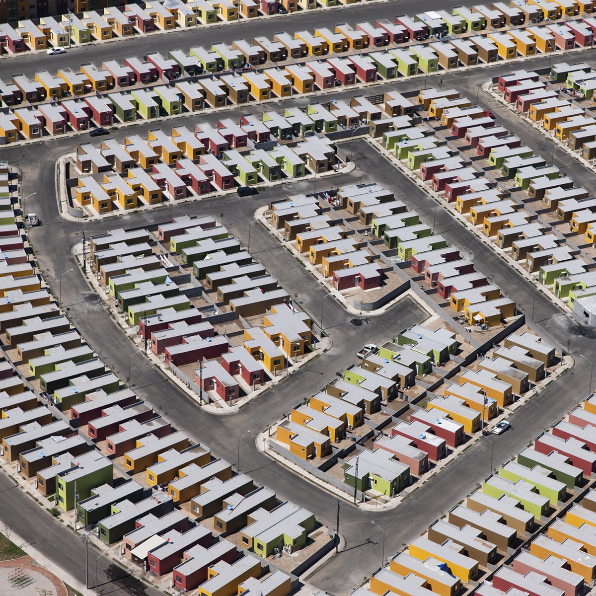 The Mexican government has spent more than $100 billion to provide affordable housing for its citizens. This is the result: Sprawling geometrically uniform housing developments, many of which lack running water or sewer systems wired.trib.al/pEaUPKk
📸:  Jorge Taboada