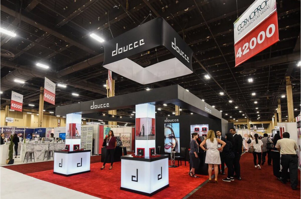 PremiumLabor's tweet photo. We roll out the #RedCarpet for ALL of our clients! Check out this #stunning exhibit we set for @doucceofficial at @cosmoprofna. 💄💋
#cosmoprof2018 #cosmoprof #cosmoprofbeauty #lipstick #makeup #cosmetics #Doucce #matte #beauty #lipstain https://t.co/7rkM4t3tVE
