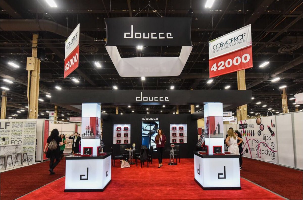 PremiumLabor's tweet photo. We roll out the #RedCarpet for ALL of our clients! Check out this #stunning exhibit we set for @doucceofficial at @cosmoprofna. 💄💋
#cosmoprof2018 #cosmoprof #cosmoprofbeauty #lipstick #makeup #cosmetics #Doucce #matte #beauty #lipstain https://t.co/7rkM4t3tVE
