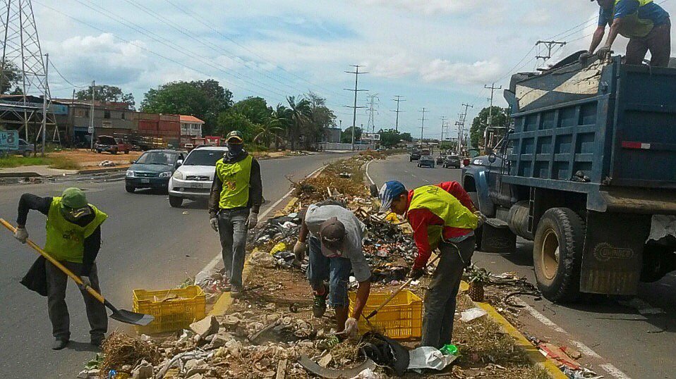 willy_casanova's tweet photo. Así como en otros sectores de #Maracaibo, en la Circunvalación 3 continúa desplegado nuestro equipo de trabajadores y trabajadoras ambientalistas, atendiendo el problema de la acumulación de basura en esta extensa e importante arteria vial para los maracaiberos y maracaiberas. https://t.co/3msCg0PBEP