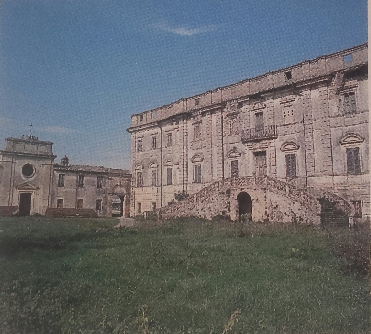 GREENtraces3A's tweet photo. La #VilladelBoccaglione a #Bettona, è una settecentesca residenza di campagna della famiglia Della Penna, acquistata oggi dal Ministero dei Beni Culturali. #scopriamolUmbria https://t.co/htADtz6W7T