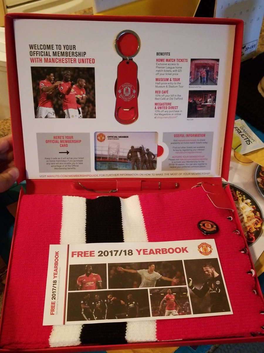 _arka_majumdar_'s tweet image. The pen is a little tacky but it's this years membership box #Excited #MUFC #onemembership