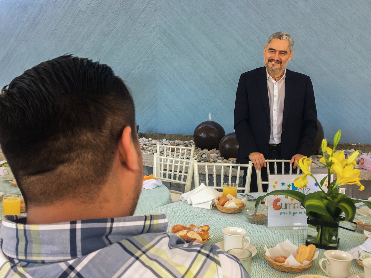 rcomonfo's tweet photo. Porque la vida está hecha de momentos para compartir, hoy tuvimos la oportunidad de compartir con ellos un acontecimiento sumamente especial: sus cumpleaños. Es un placer coincidir con ustedes. Nuevamente un fuerte abrazo. https://t.co/Bn9AkW9sfJ