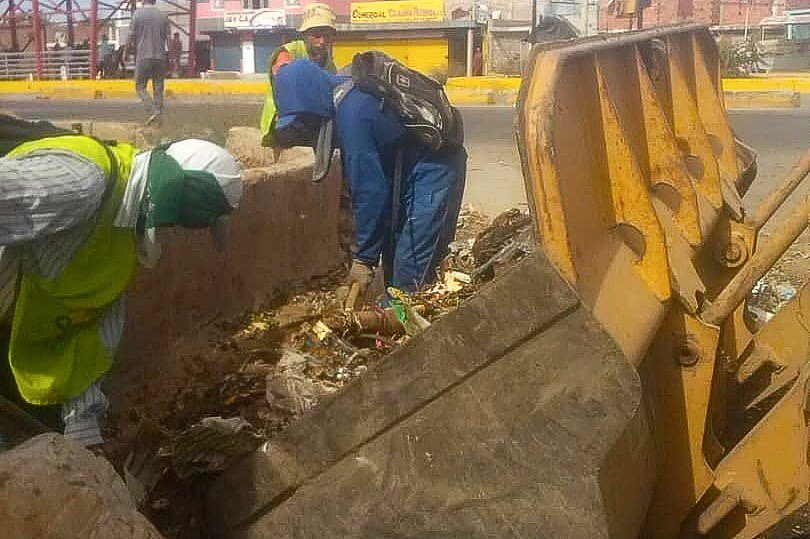 willy_casanova's tweet photo. Así como en otros sectores de #Maracaibo, en la Circunvalación 3 continúa desplegado nuestro equipo de trabajadores y trabajadoras ambientalistas, atendiendo el problema de la acumulación de basura en esta extensa e importante arteria vial para los maracaiberos y maracaiberas. https://t.co/3msCg0PBEP