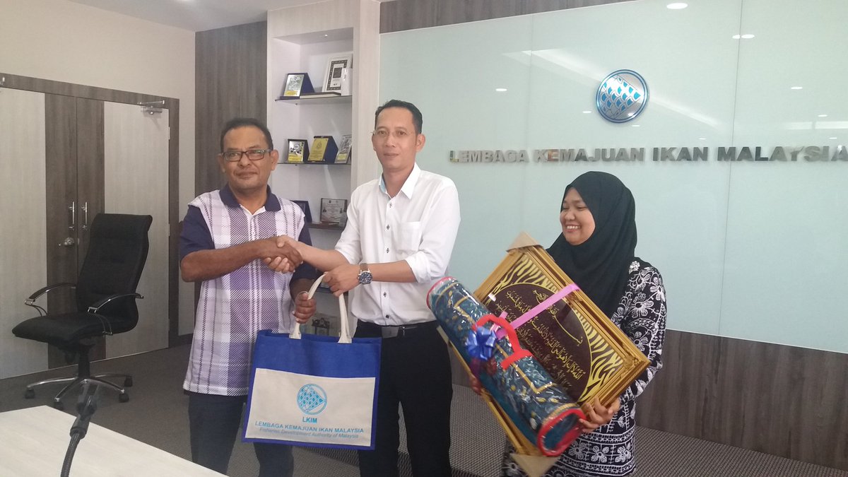 LKIM_TOKGAJAH's tweet photo. #tb 31Julai 2018 - Majlis Meraikan Kakitgn LKIM Pahang yg akan bersara pd 1 Ogos 2018, En. Md Nor, Pn. Rusma dan En. Yusof. Terima kasih di atas sumbangan &amp; bakti tuan/puan sepjg berkhidmat di LKIM. 

#LKIM
#NelayanHeroKami 
#pahangsoawesome https://t.co/KWCmYsJN6X