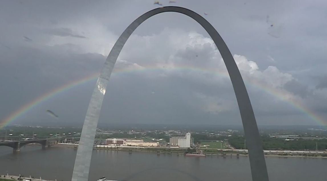 KMOV's tweet photo. Beautiful! A rainbow appears behind the @GatewayArchPark Arch #stlwx https://t.co/GwIhABBVsY