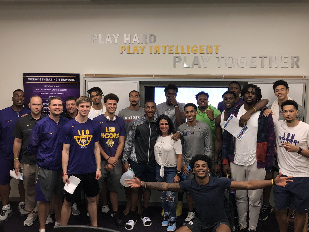 RachelBaribeau's tweet photo. Thank you @wwadelsu for having me to present to your AMAZING team!
Can’t thank you enough!!! 👑 👑 🏀 @LSUBasketball #ChangingtheNarrative #beaKING #notjustforfootball https://t.co/nYA9ppAT9v