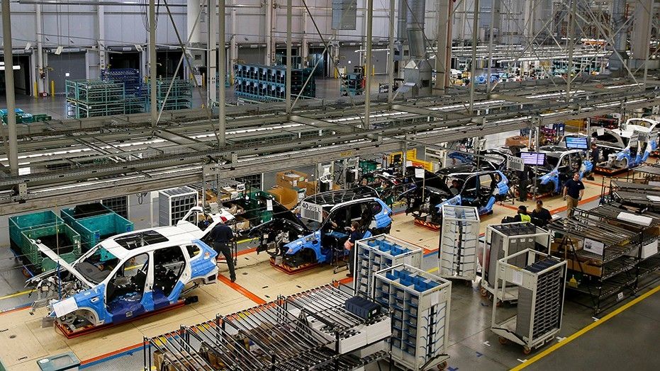 HungaryinUSA's tweet photo. #BMW just announced its €1 billion ($1.2 billion) new plant being built in Debrecen. Construction will start in 2019, and the new facility will recruit about 1.000 people from the wider Debrecen region. Welcome to Hungary, @BMW! More information here: https://t.co/5XP1KnQ5fQ https://t.co/iYqd74UdGW