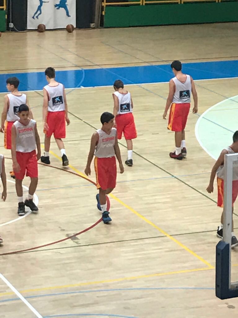 cbjosefinas's tweet photo. Nuestro jugador y alumno del @CCAsuncion Rodrigo Marina, disfrutando de la experiencia de entrenar con la selección española de baloncesto. A seguir aprendiendo campeón https://t.co/u9WYbzHNcU