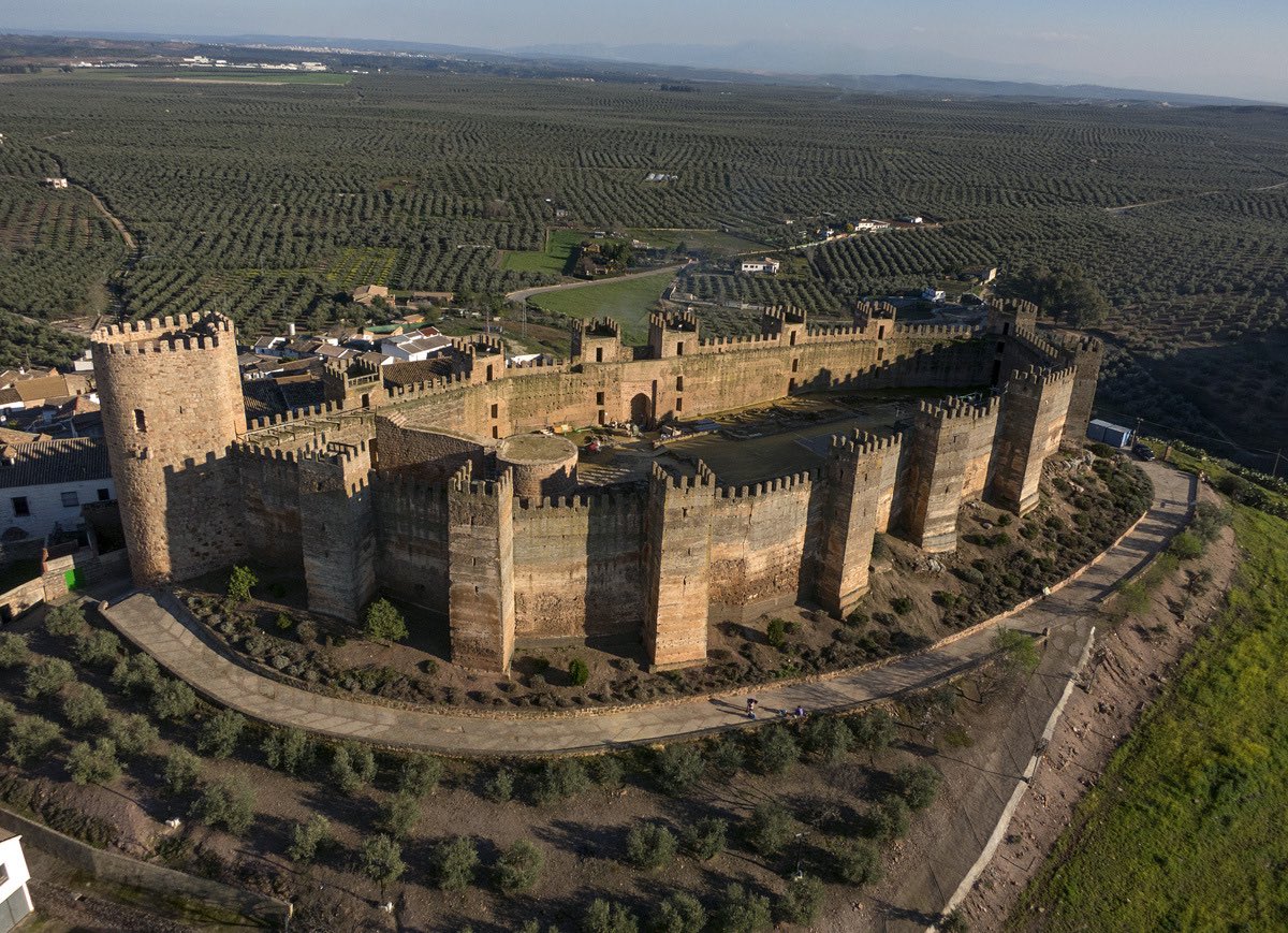hectorpersan's tweet photo. Aprovecho que Jaén es TT para recordaros que, además de perros que ya sólo entienden el catalán y muchos olivos, hay ciudades Patrimonio de la Humanidad, arqueología íbera, romana y musulmana, castillos medievales, joyas del Renacimiento y parques naturales. https://t.co/iJn4qOtNKr