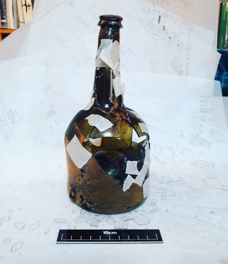 AchillArch's tweet photo. Find of the week 18th-century wine bottle from our dig at Caraun Point #achillfieldschool https://t.co/3aDV5OtFBg