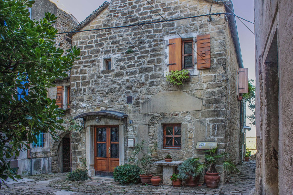 drago_karlo's tweet image. #GROZNJAN THE MOST BEAUTIFUL LITTLE TOWN IN #ISTRIA 😃📷❤️ #CROATIA  #planet #Earth #world #life #nature #countryside #environment #heritage #walking #hiking #travel #explore #ecology #picture #photography #NaturePhotography @TapardeaA #stonecity #oldcity #statecity