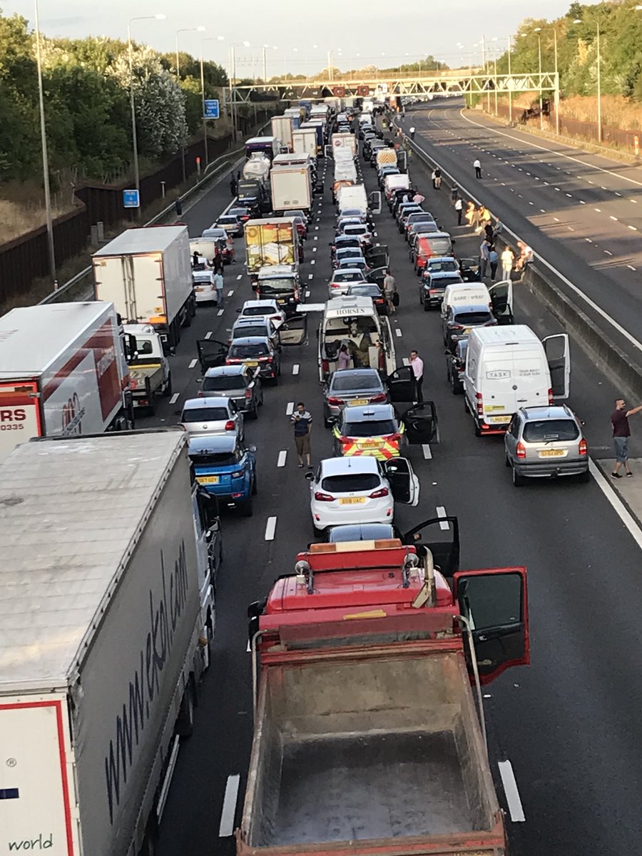 bongojazz's tweet photo. #M25closed 2hours https://t.co/DFX5uAUVLt