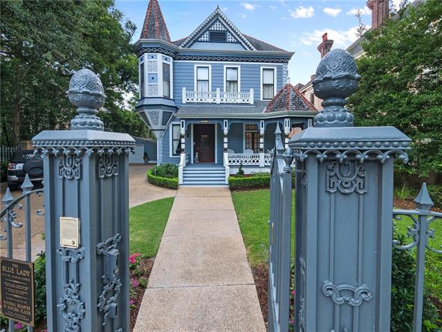 estately's tweet image. New Orleans dream house for sale. It's a registered historic place, designed by Charles Lambert. estately.com/listings/info/…