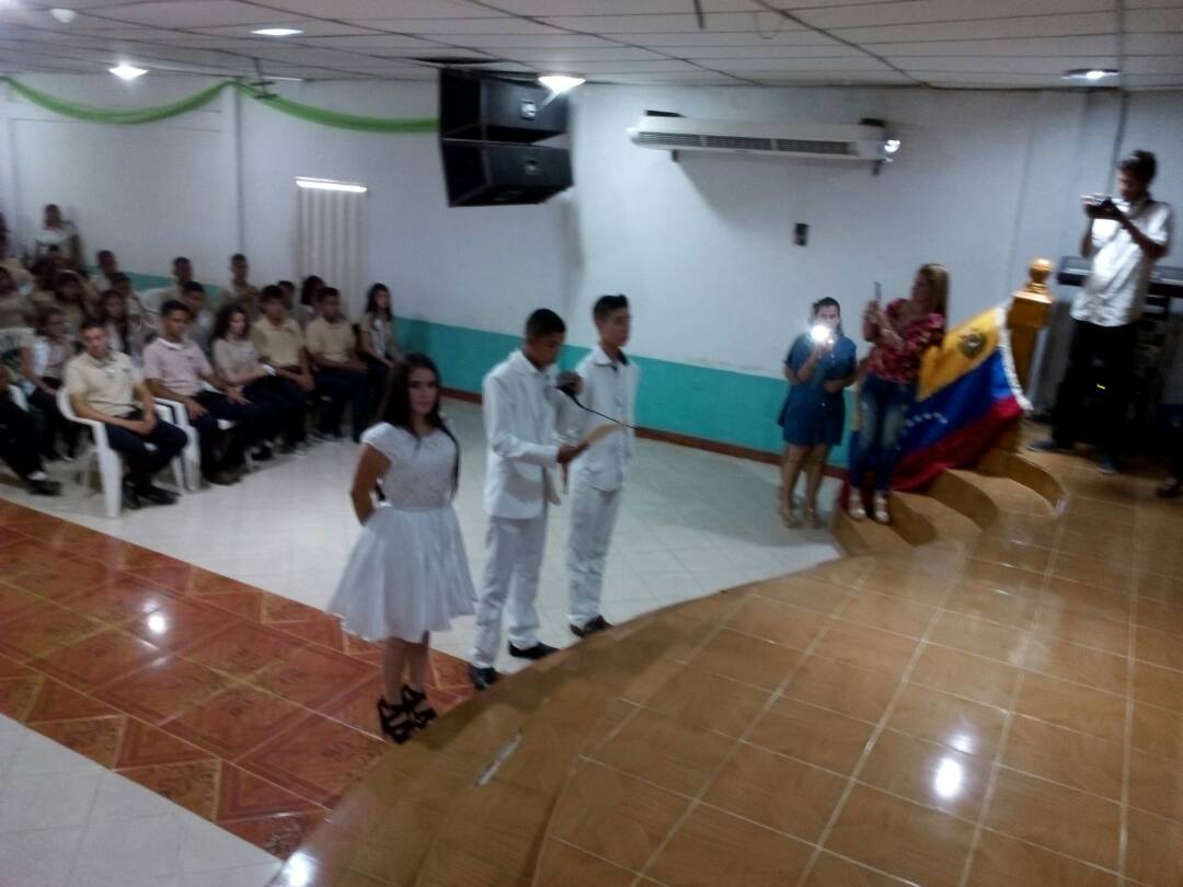 Revolucion_RBD's tweet photo. #Zulia #Entérate Estudiantes de Media General recibieron su merecido título de bachiller en el #MunicipioColon #TodoElZuliaUnaEscuela @DamelisChavez @DilmaChavezRan1 @NicolasMaduro @JauaMiranda @MPPEDUCACION @OmarPrietoGob @RosangelaOrozco @gtorodelara https://t.co/si9y04ZzSb