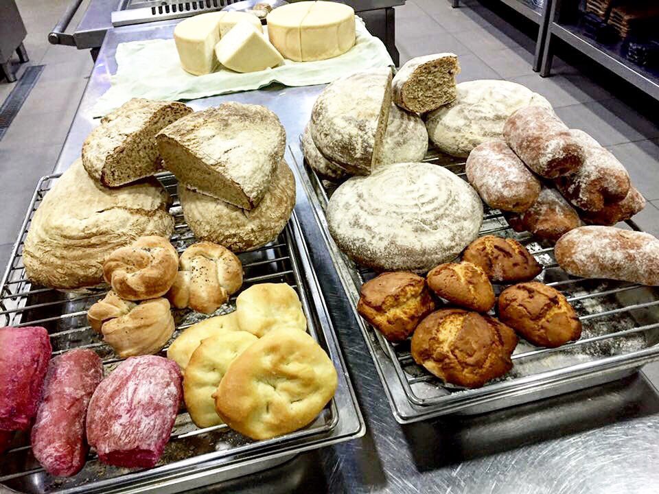 TeresaAzafran's tweet photo. El #Pan y el #Queso se inventaron a la vez, estoy segura!🥖💜🧀
#AzafranBakery #PanCasero #PanArtesano #ArtisanBread #Bread #QuesoManchego #QuesoDePastor #ProductoLocal #ProductosDeVillarrobledo
#RteAzafran #CocinaManchega #LaMancha #Villarrobledo https://t.co/qZxTrjTknn