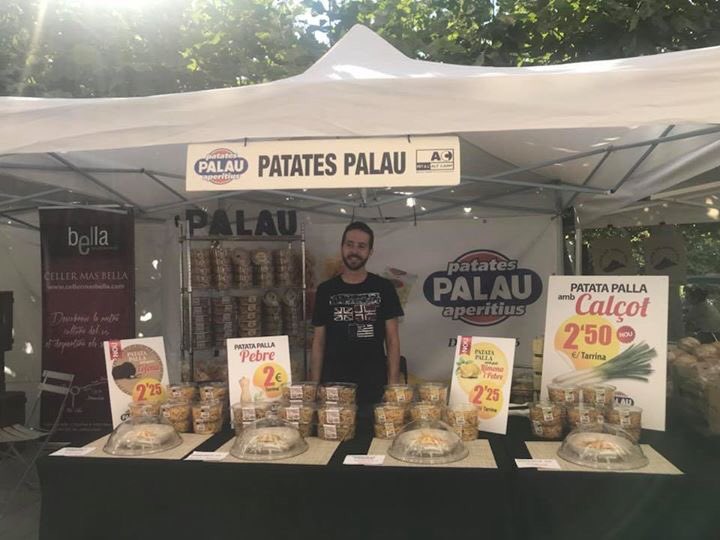 patatespalau's tweet photo. A la plaça del Pati de #Valls ens hi sentim com a casa! Ens hi podeu trobar a la parada on podreu degustar els nostres productes. @firagost #Firagost #firagost2018 https://t.co/wB3Z2I3loD