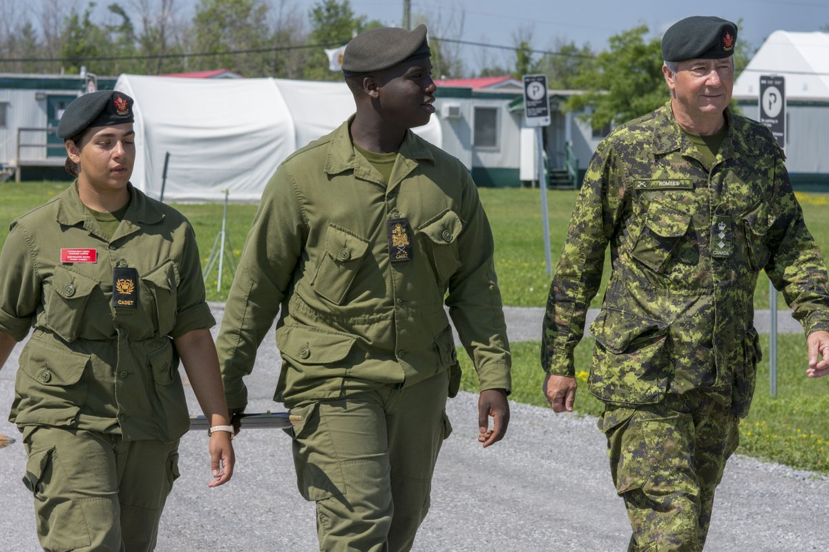 ConnaughtCadets's tweet photo. Ret. brigadier-général Raymond Romses, colonel commandant les cadets royaux de l’Armée canadienne, s'est rendu à Connaught CEC où il a pu explorer et participer à certaines des formations offertes. @ArmyCadetLeague @CadetsOnt https://t.co/nYxO9svEhC