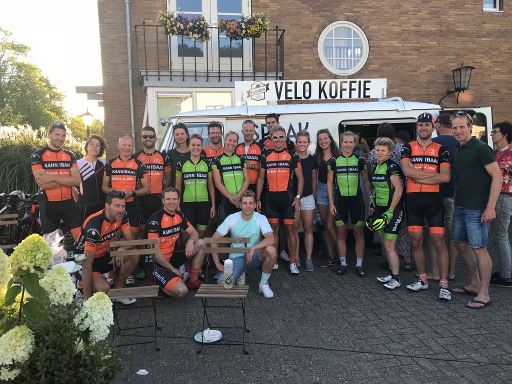 Koffie, eten en koers <a href="/spaakgroningen/">Spaak</a> <a href="/vdveldehoen/">Van der Velde & Hoen</a> <a href="/WVdeKannibaal/">WVdeKannibaal</a> bij Profronde #surhuisterveen