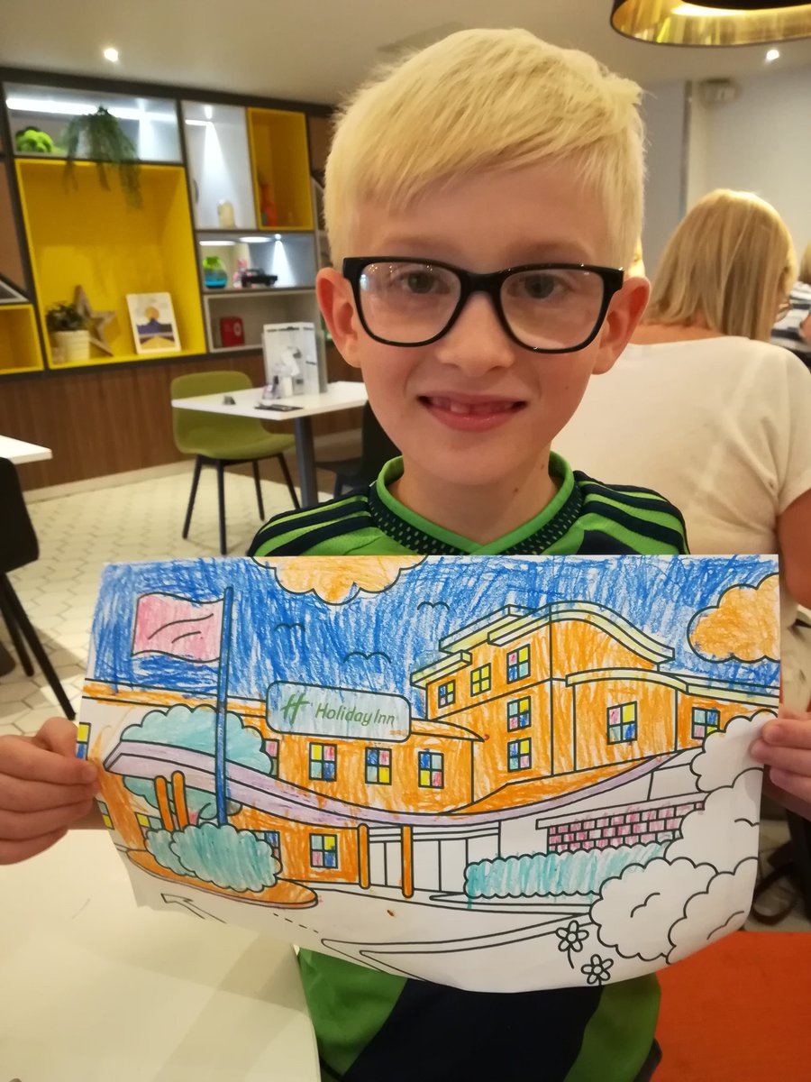 EKButt's tweet photo. @HolidayInn @ihgrewardsclub spot of dinner with some important colouring duties.... Holiday starts now! https://t.co/cX2gjbK8TN