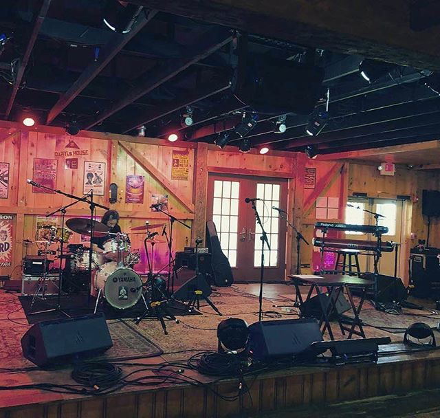 AboutKenBerger's tweet photo. #Repost @paulfroula .
.
.
We’re live from Daryl’s House The next couple of nights. If you’re into the Facebook, there may be a live stream.
#toddrudgren #vueaudiotechnik #vueaudio #proaudio #lifeofasoundengineer #livesound #hm212 #h8 #al8 #al8sb #hs25 https://t.co/KK8UIctSqR https://t.co/kJKM6Jcd54