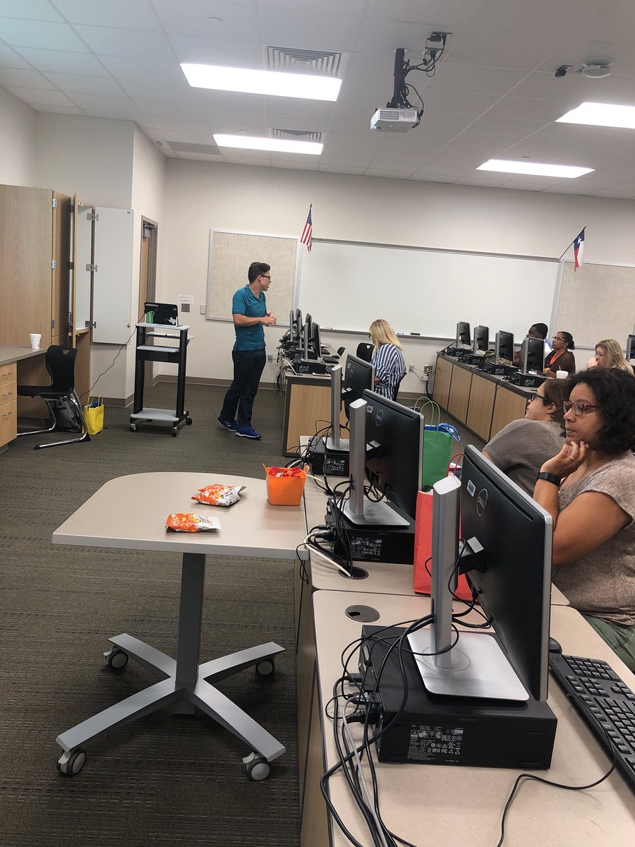 DISD_SS's tweet image. @boardwalksailor walking #DISD teachers through Google Suite #DISDTechnology