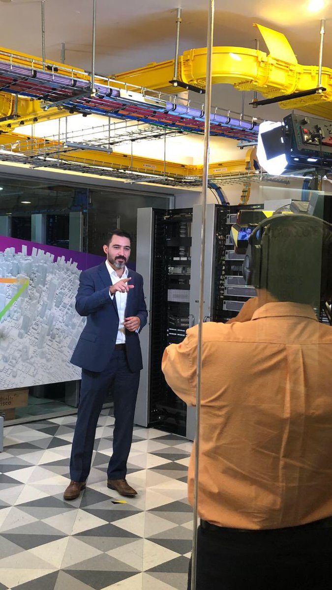 FjorgeJorge's tweet image. Detrás de cámaras de una iniciativa innovadora con @CommScope, espérala muy pronto. #commscopecala #commscope #thinkfiber #thinkcommscope