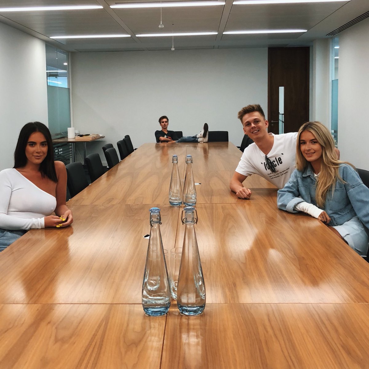 Joe insists on being head of the table during meetings. 😂 <a href="/SOPHIAANDCINZIA/">Sophia & Cinzia</a> <a href="/Joe_Sugg/">Joe Sugg</a> <a href="/Caspar_Lee/">Caspar Lee</a>
