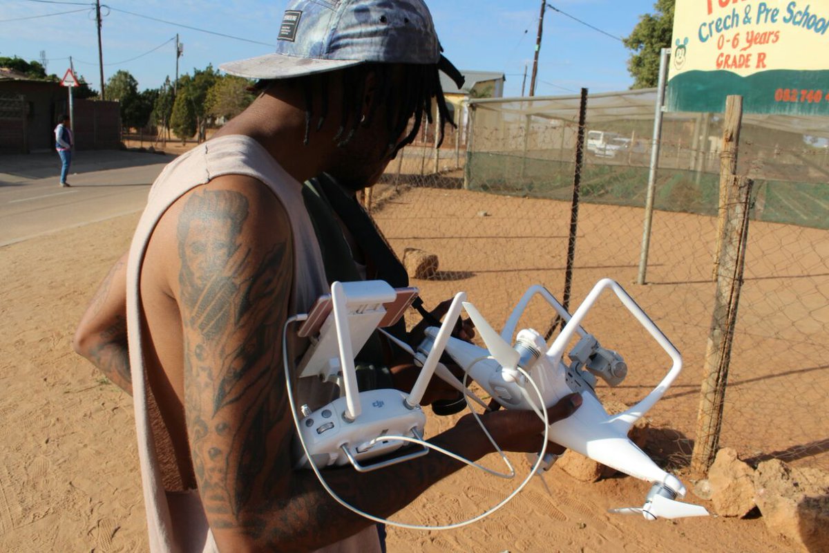 fikilem_ads's tweet photo. A filmmaker, a music video director, an editor and photographer @JaySwagg_Africa his work with @creativeerasa speaks on his behalf. His rates (photography) start from R550 for a studio shoot. Contact +27631438920 for more info ๐
#photographer #Filmmaker #jayswaggsa #fikilemads https://t.co/Ywgd6LupqL