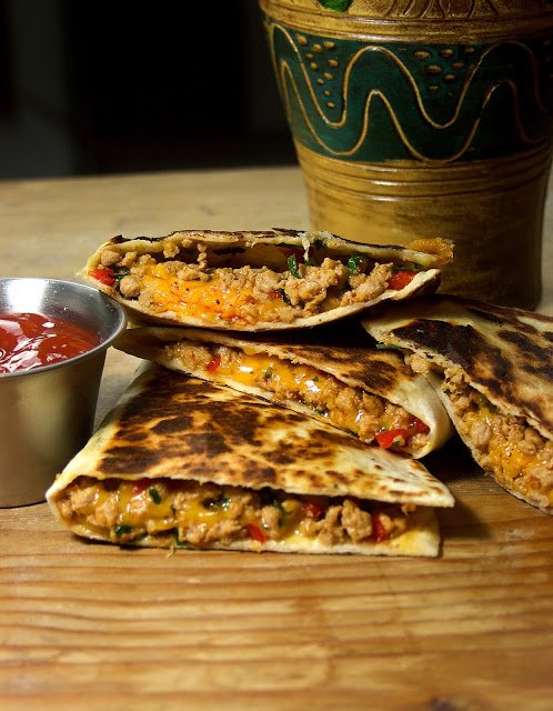 kitchenqueers's tweet photo. This looks like the #perfect #quesadilla #recipe to us! Check out the #SouthwestSeasonedPorkQuesadillas from @ChefLarryEdward here: https://t.co/7lcqQ5lYNu #StyleAndSpice @skyhorsepub #tortilla #cookbooks https://t.co/4PytczgQe1