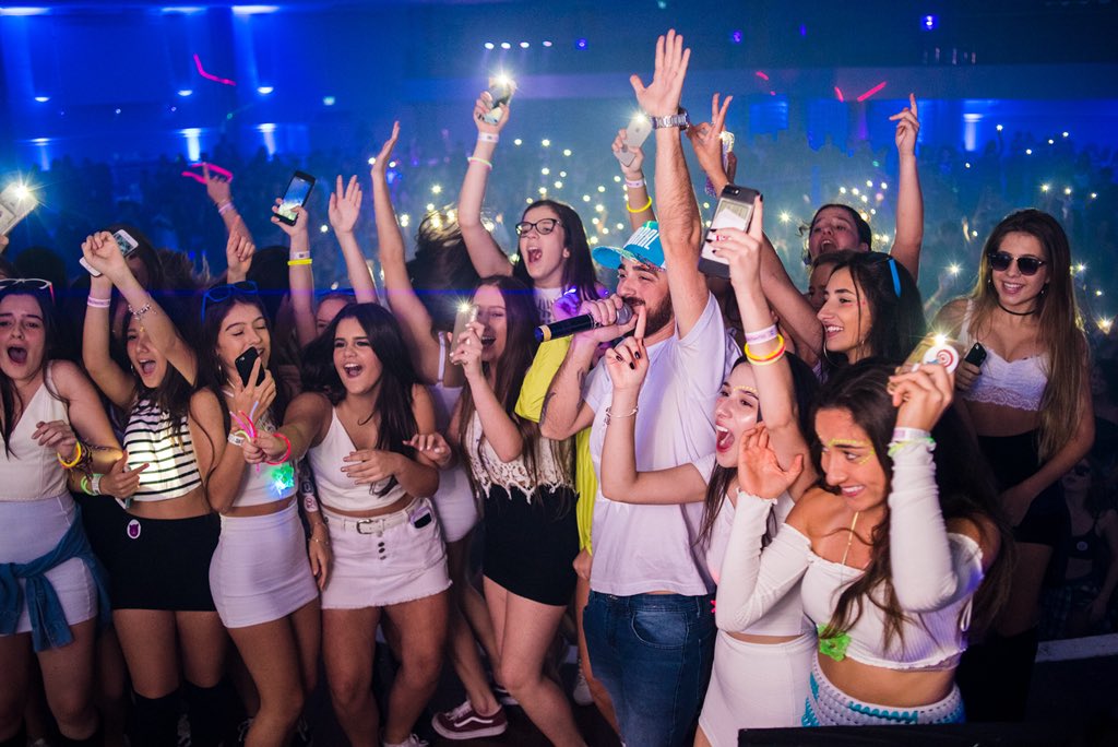 realcabral's tweet photo. Com as mais lindas debs do mundo. @DebsGnu2018 @gnuniao #Cabral5Anos #FunkdoBem #CabralDJ #DebutUniao #DebutGNU #DebutUniao2018 #DebutGNU2018 https://t.co/BCUrLaEw8N
