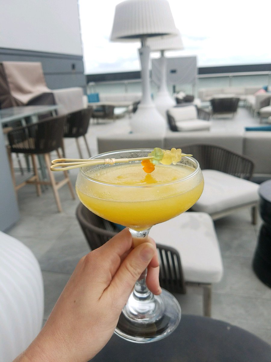 Level7RoofBar's tweet photo. Time flies when you’re having #rum! 🤗 Say hello to our new 🍹, Jamaican Rum Punch. This drink features passion fruit, guava, 🍍, lime juice, Bacardi rum, and is garnished with gummy bears.
☀️🌴 #ParadiseInAGlass #FunRum #Level7 https://t.co/n6PQGzjPVx