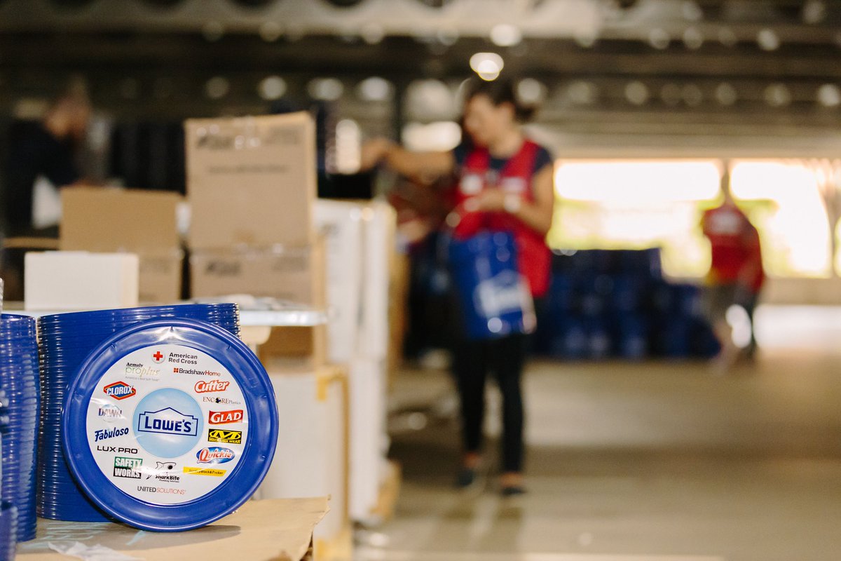 LowesMedia's tweet photo. 1,400 @Lowes volunteers assembled 15,000 buckets of disaster relief supplies at the corporate office today. More than 2,300 of those buckets are headed to California to help with wildfire relief. https://t.co/aA4k4Q21hy