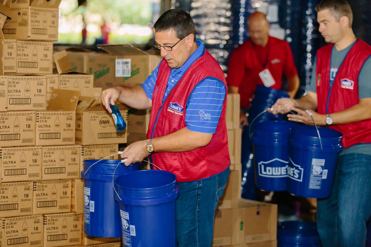 LowesMedia's tweet photo. 1,400 @Lowes volunteers assembled 15,000 buckets of disaster relief supplies at the corporate office today. More than 2,300 of those buckets are headed to California to help with wildfire relief. https://t.co/aA4k4Q21hy