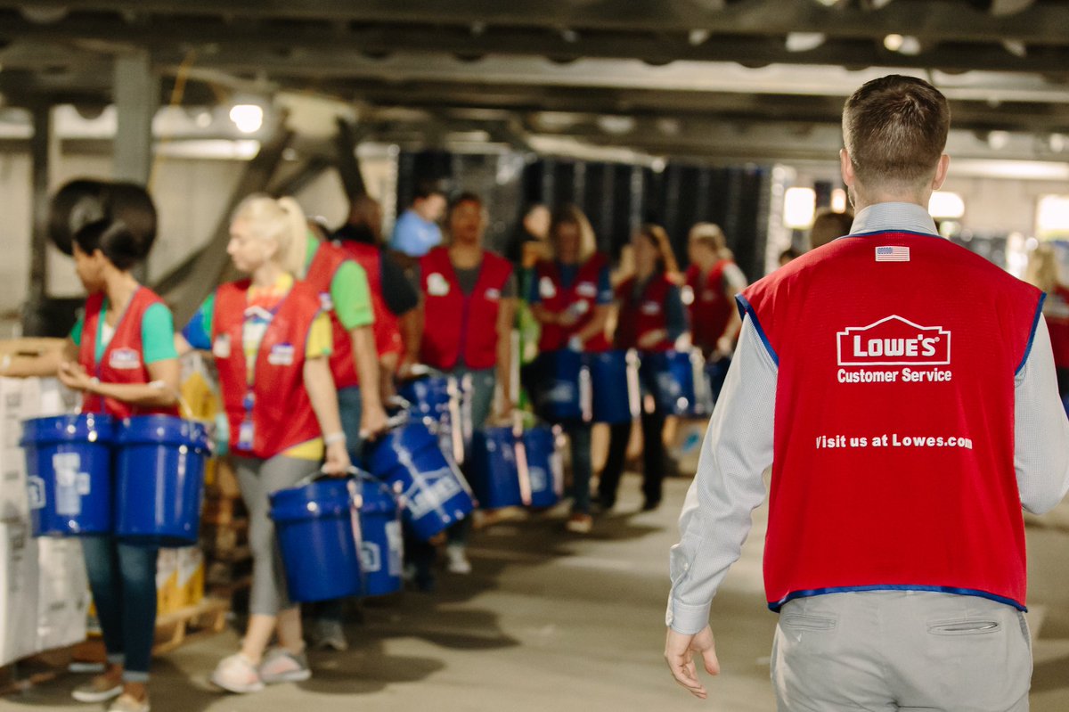 LowesMedia's tweet photo. 1,400 @Lowes volunteers assembled 15,000 buckets of disaster relief supplies at the corporate office today. More than 2,300 of those buckets are headed to California to help with wildfire relief. https://t.co/aA4k4Q21hy
